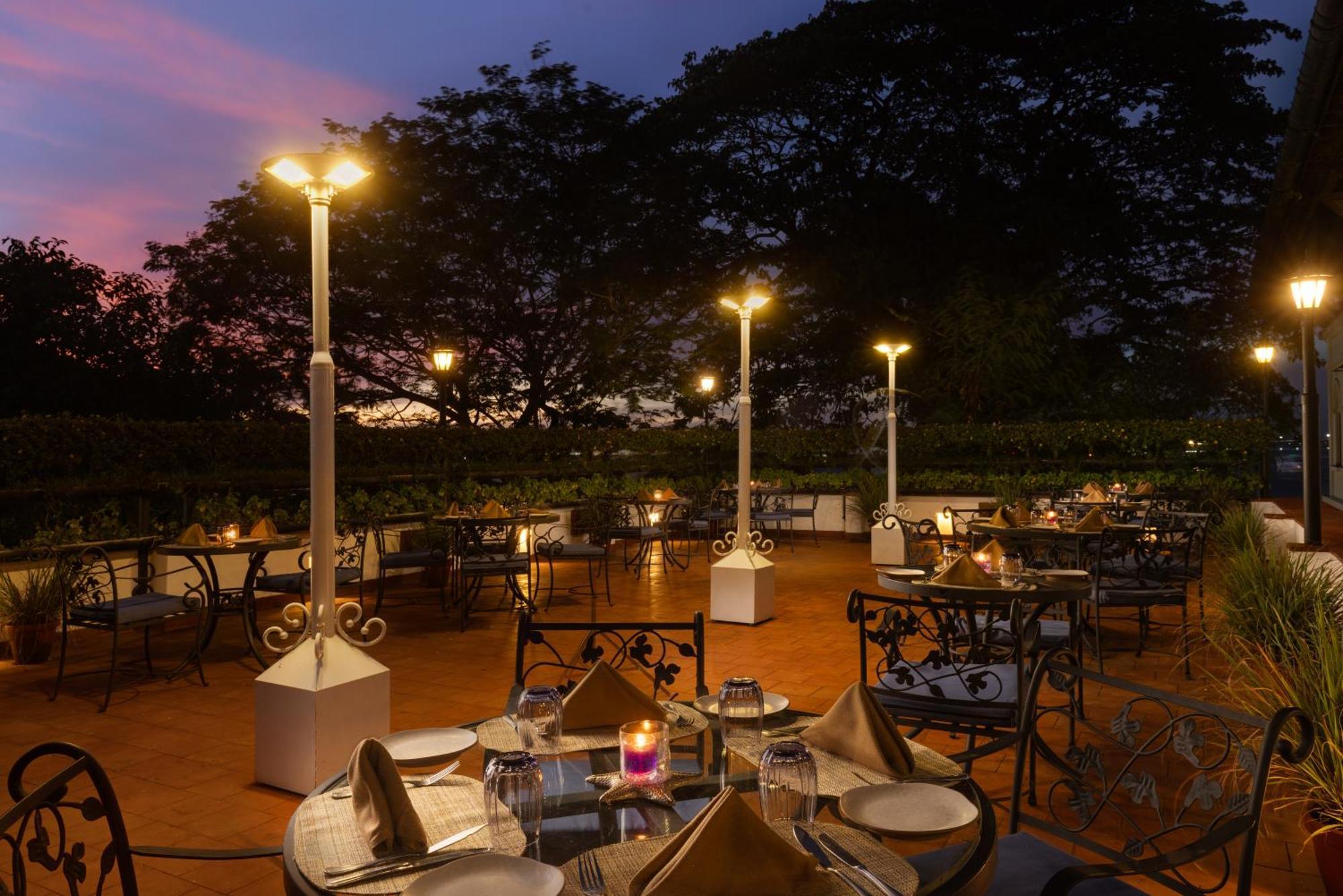 Brunton Boatyard - A Cgh Earth Experience Kochi Exterior foto